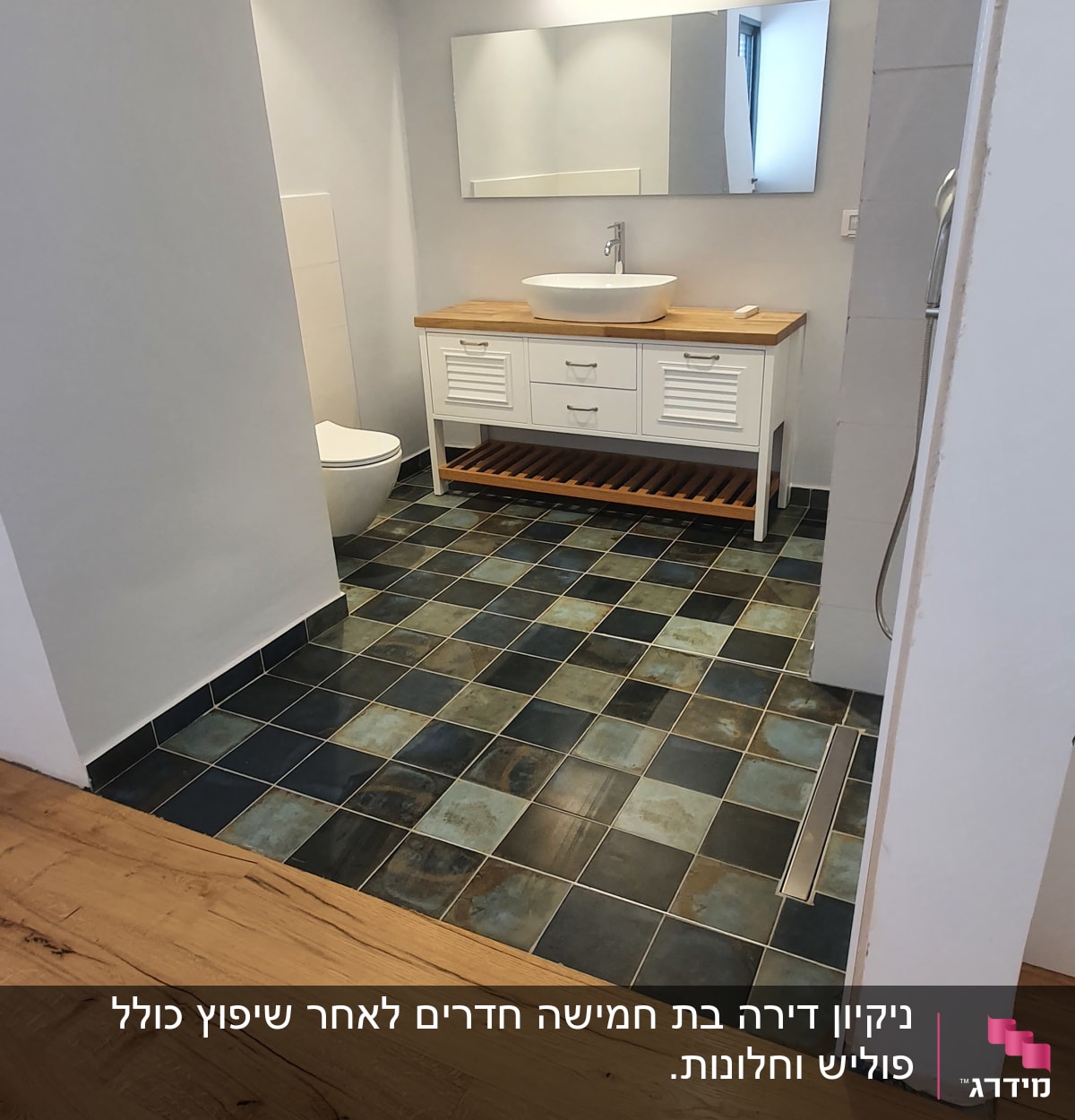 חדר אמבטיה עם כיור, מראה ומקלחת